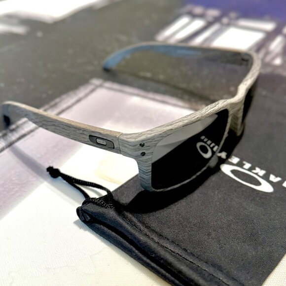 OO9102 Oakley Holbrook Woodgrain Prizm Polarized Sunglasses - Picture 9 of 12